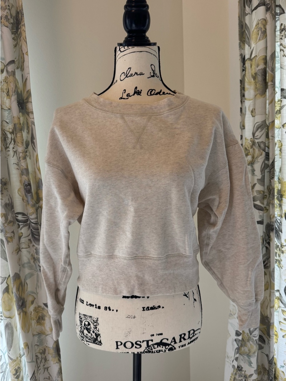 American Eagle Light Gray Crewneck Sweatshirt